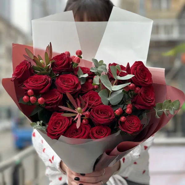 Букет из сафари, роз и гиперикума