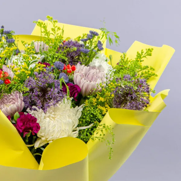 Букет из гвоздик и хризантем микс