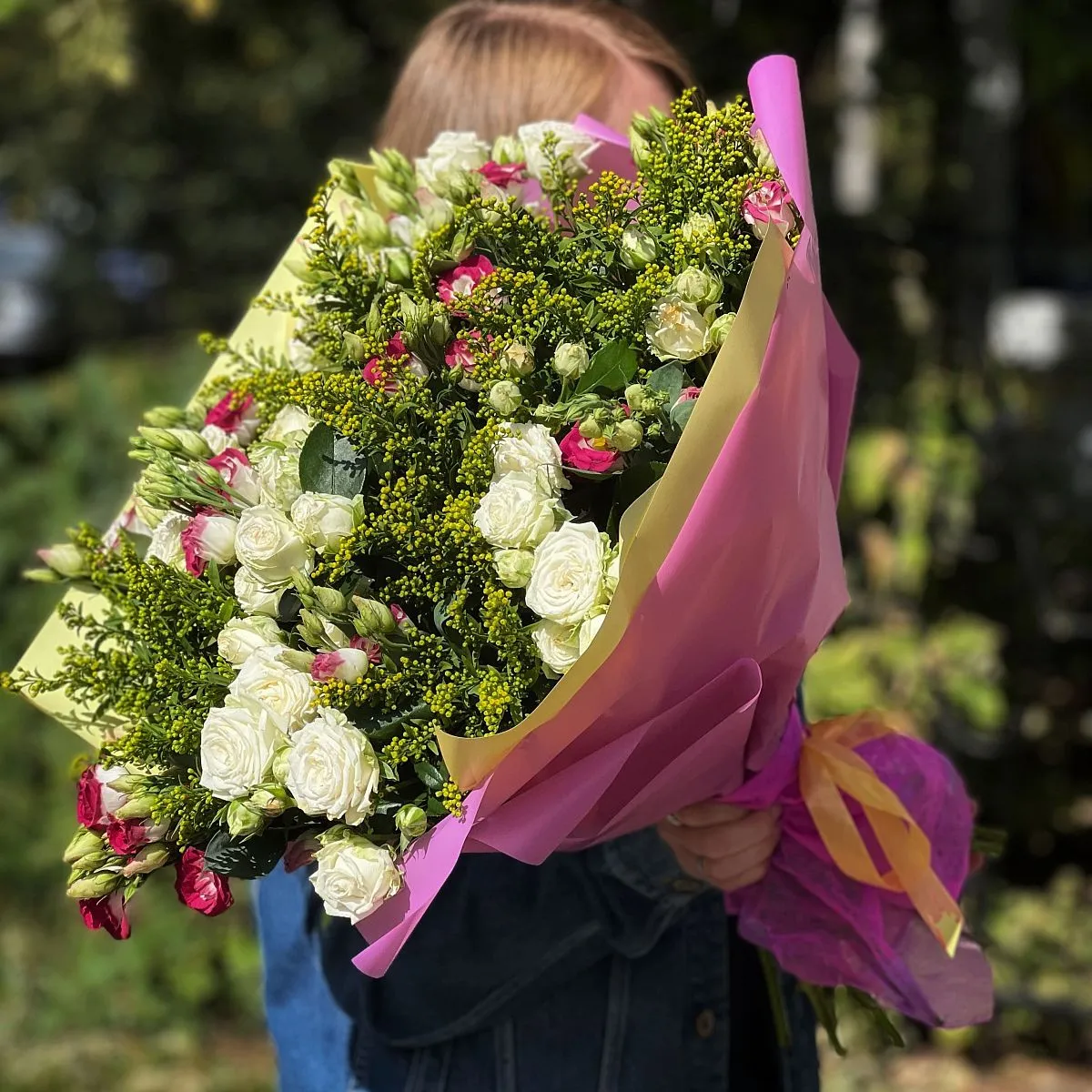 Огромный букет из эустом, роз и солидаго