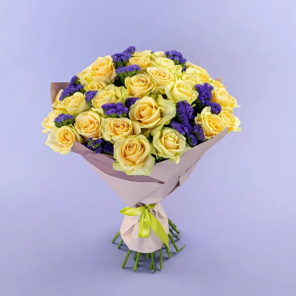 Букет из 31 розы и статицы