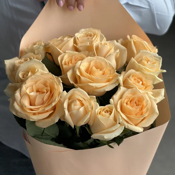 Букет из 15 кремовых роз (70 см)