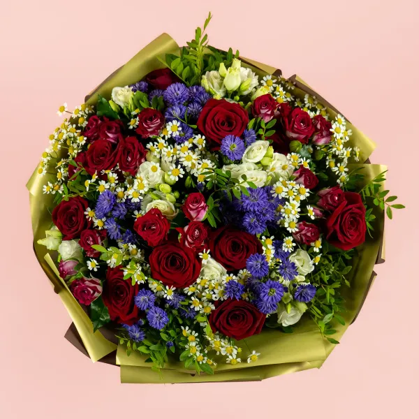 Букет из роз микс, ромашек и астеров