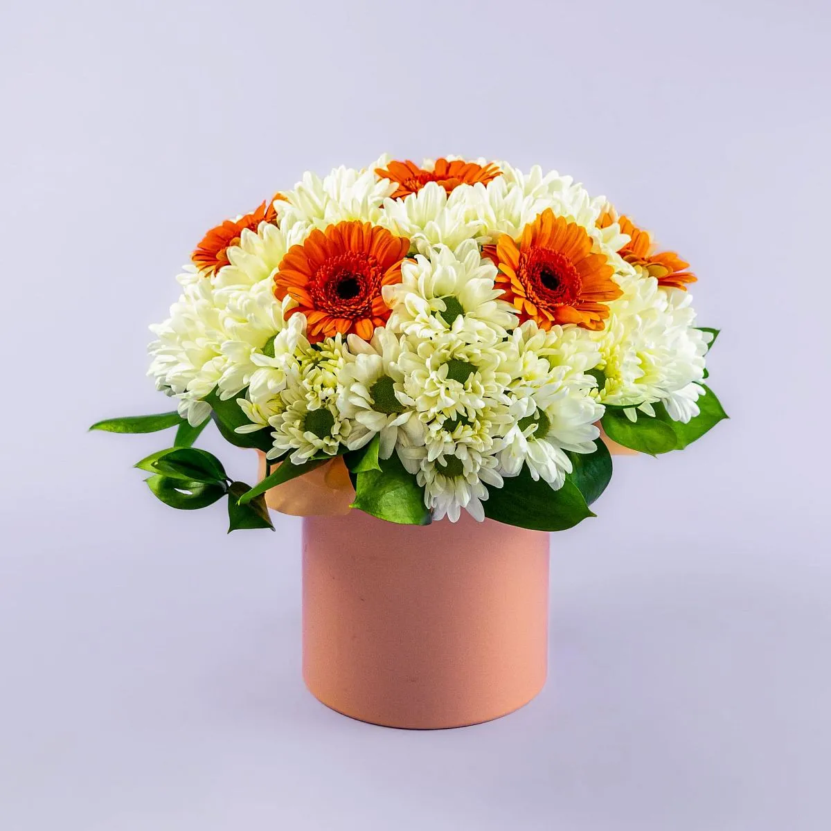 Герберы и хризантемы в коробке