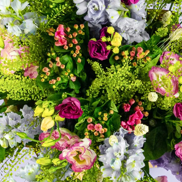 Букет из эустом и дельфиниумов