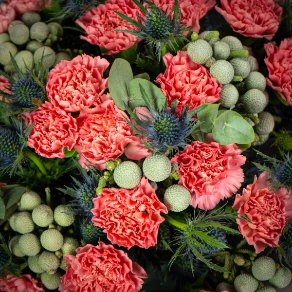 Букет из гвоздик и эрингиумов