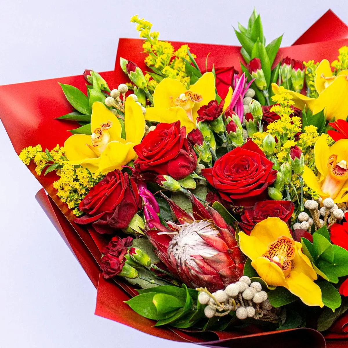 Букет из орхидеи, красных гербер и роз