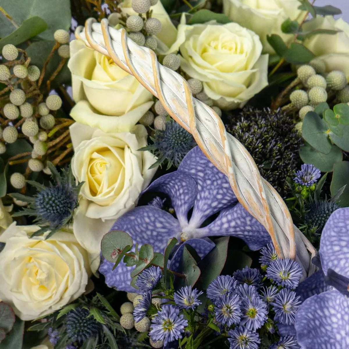 Орхидеи и розы в корзине