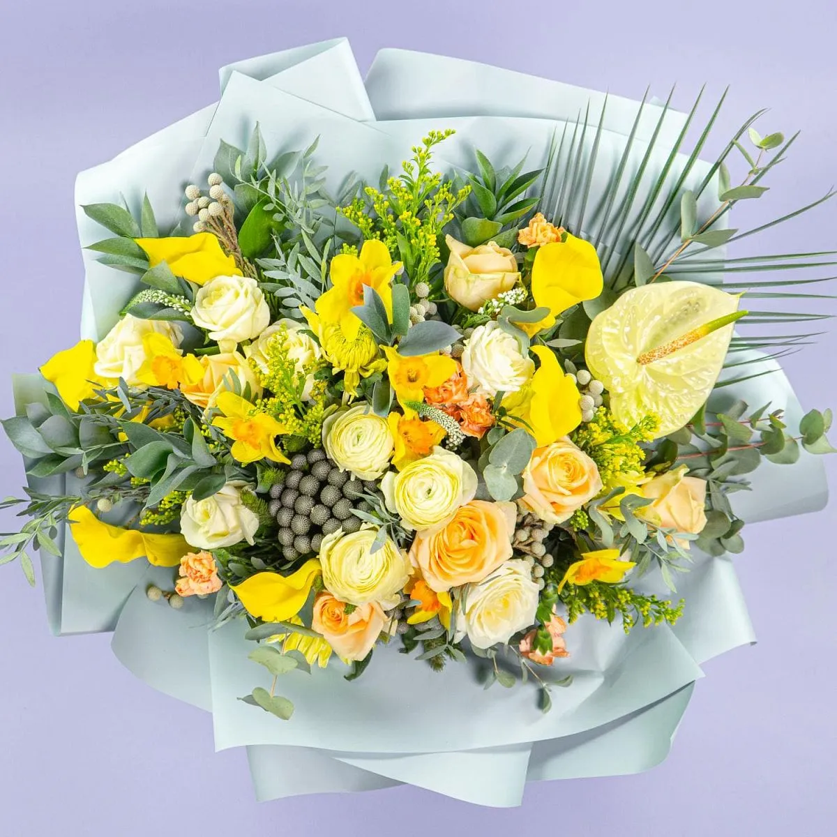 Букет из антуриума, роз и нарциссов