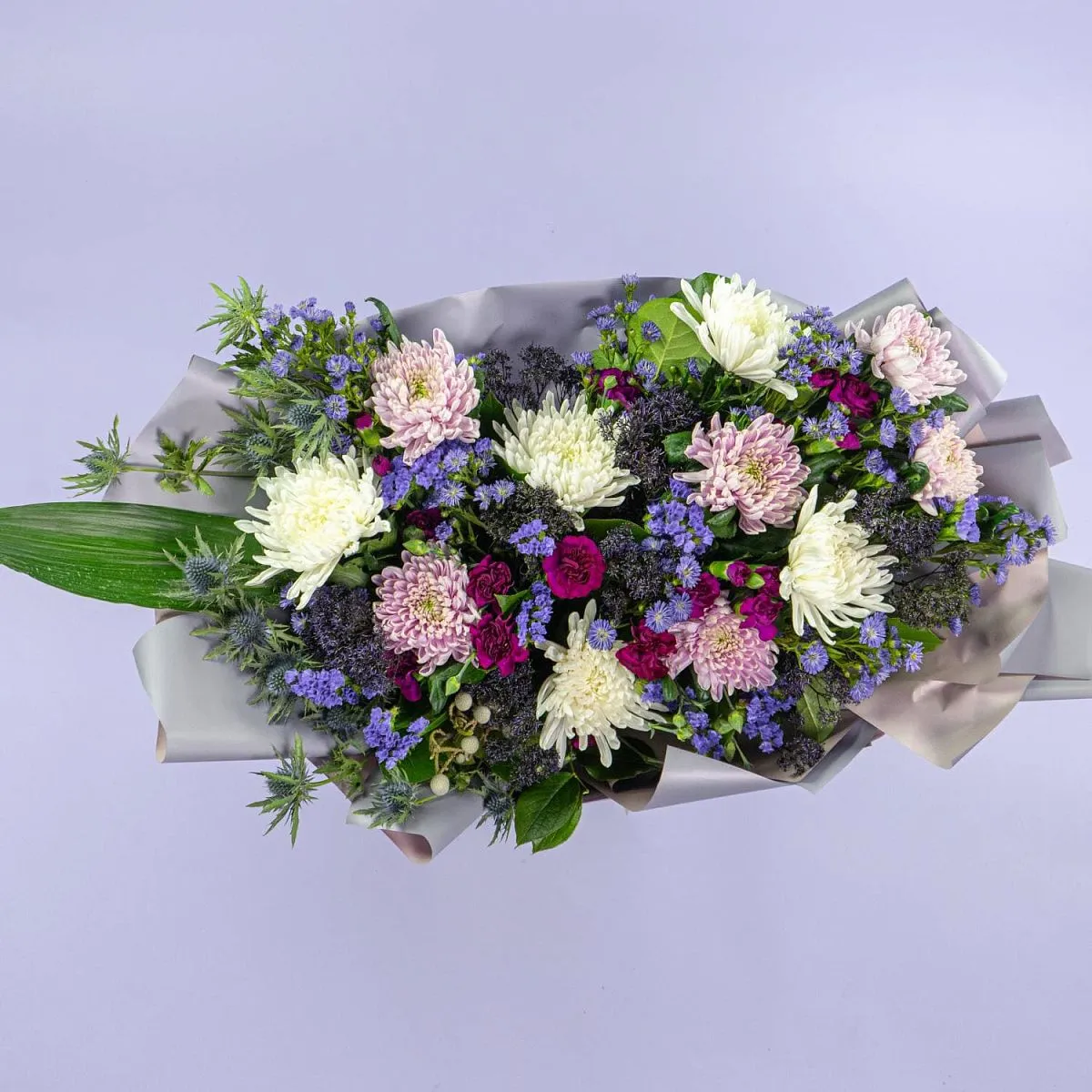 Букет из хризантем, гвоздик и статицы