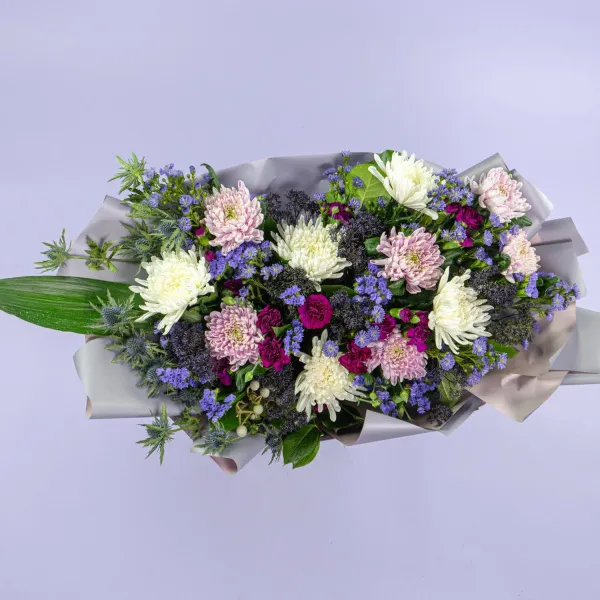 Букет из хризантем, гвоздик и статицы
