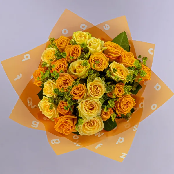 Букет из оранжевых и кремовых роз