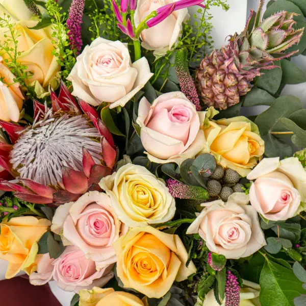 Букет из роз микс, ананаса и протеи