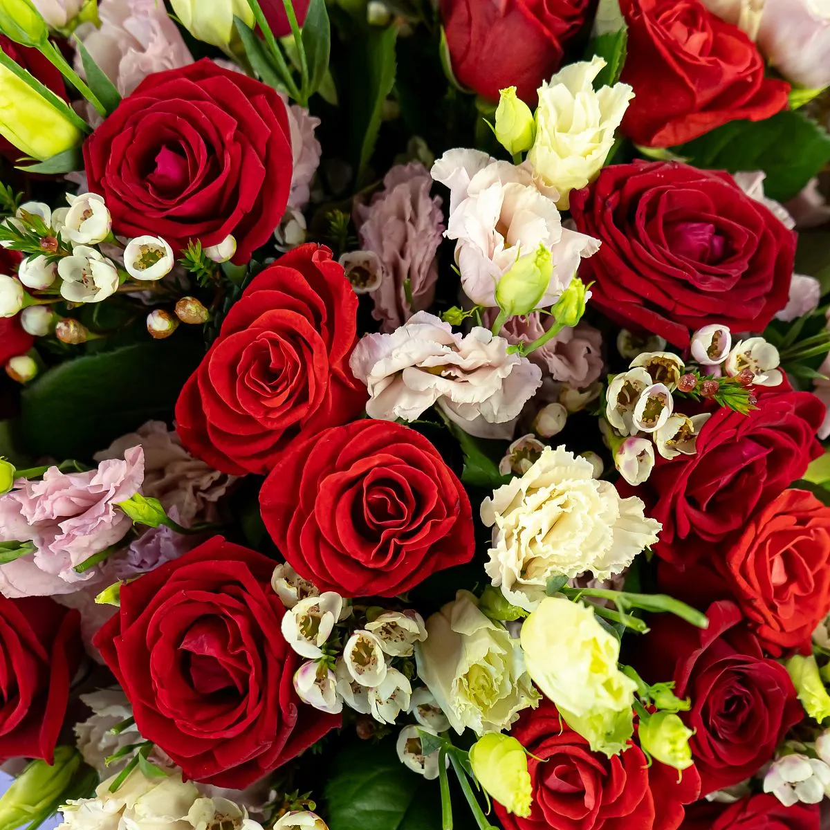 Букет из нежных эустом и красных роз