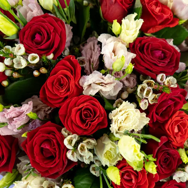 Букет из нежных эустом и красных роз