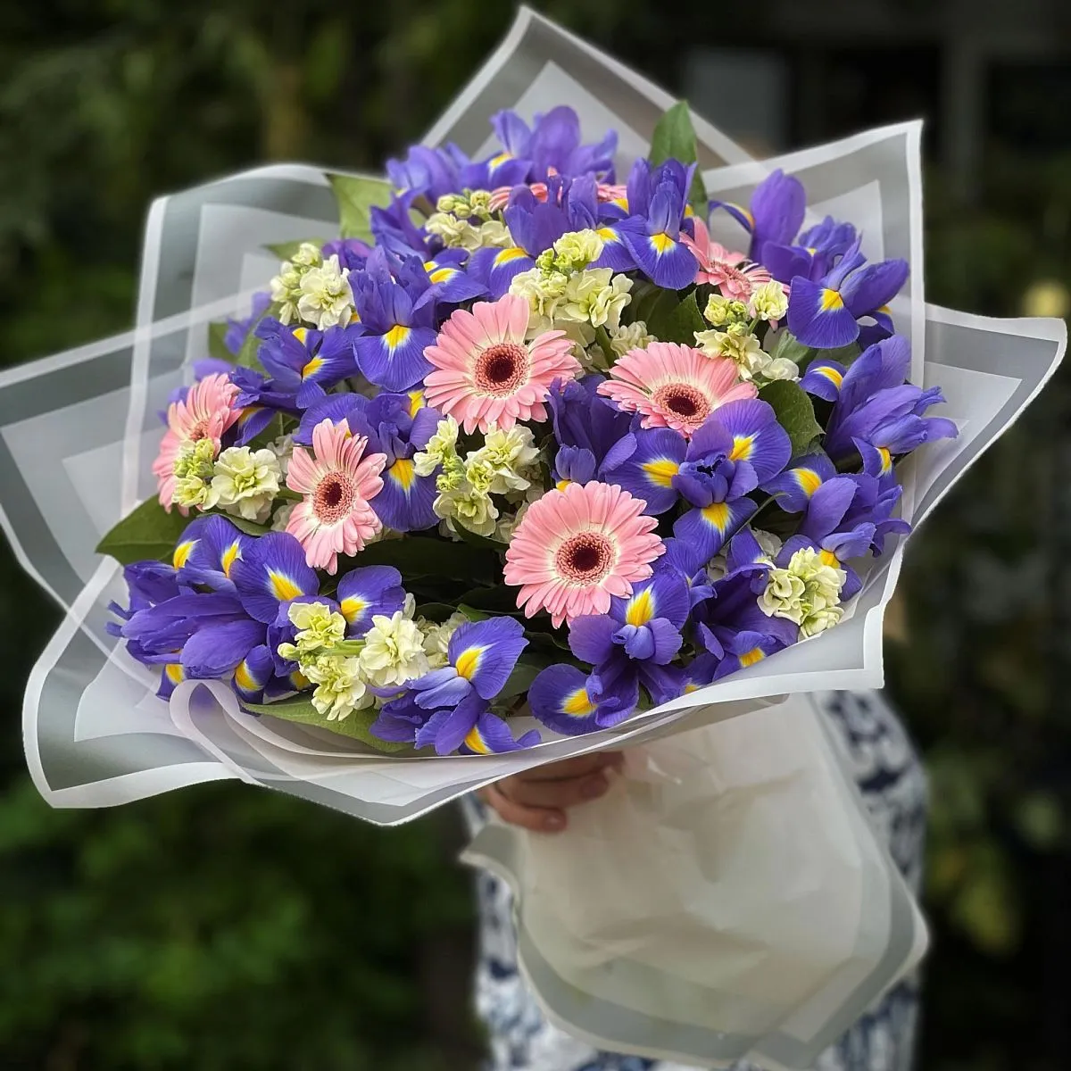 Огромный букет из ирисов, матиолла и гермини