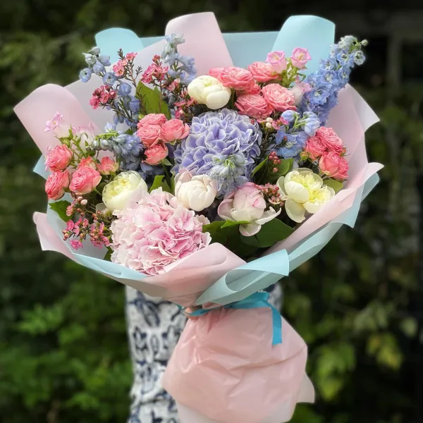 Букет из роз, пион и дельфиниум