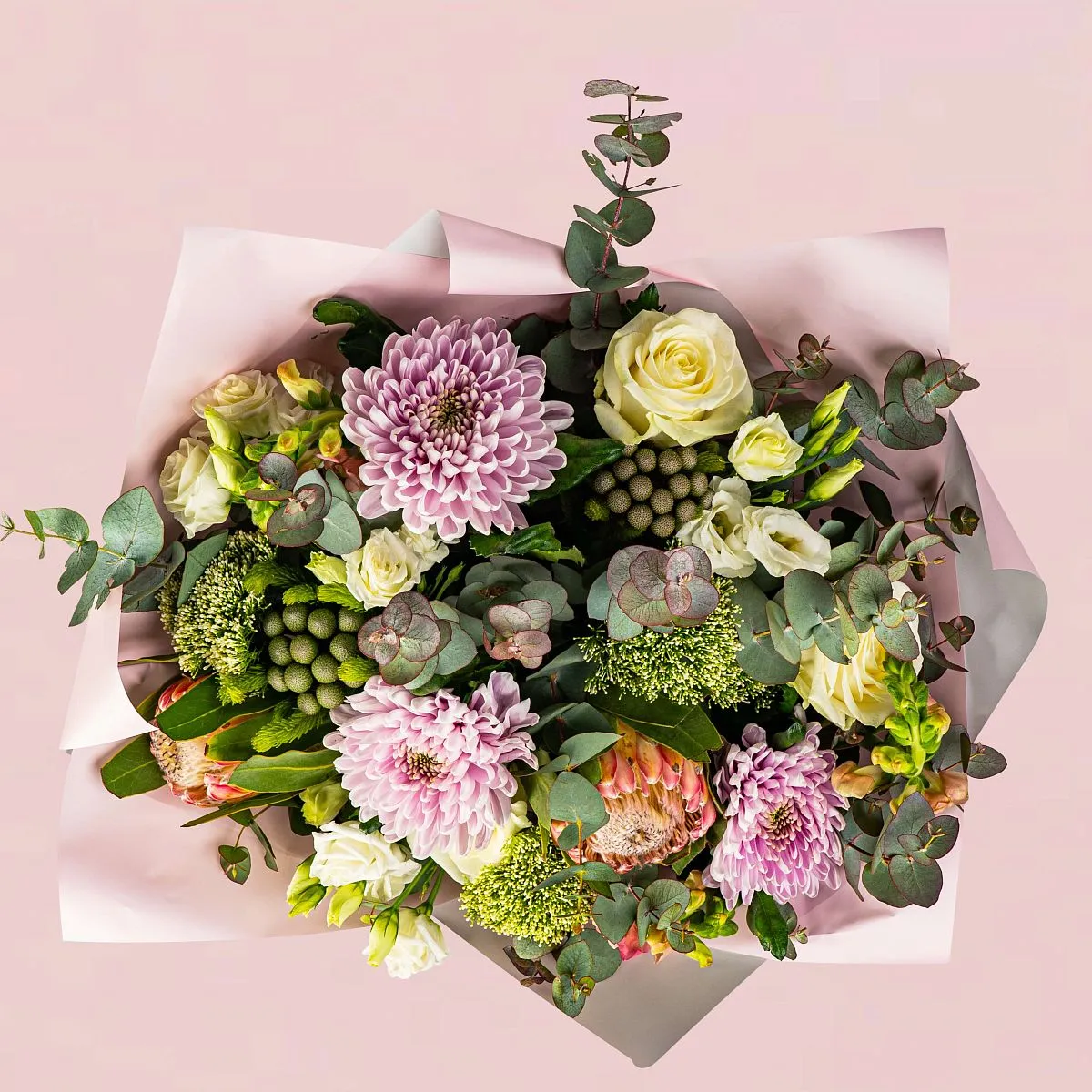 Букет из хризантем, роз и эустом