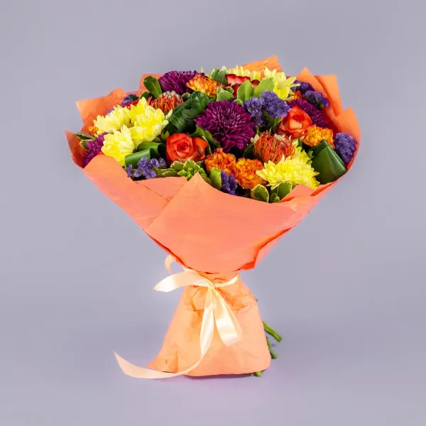 Букет из протей, хризантем микс и роз