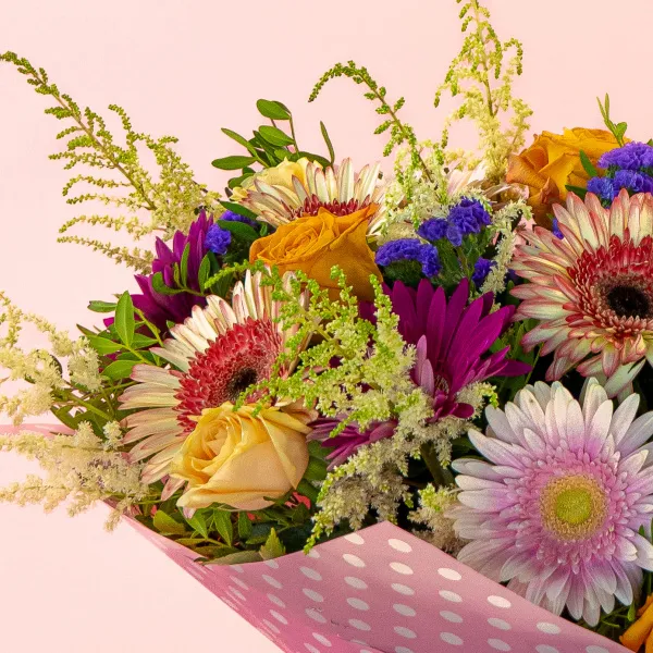 Букет из гербер микс, роз микс и статицы