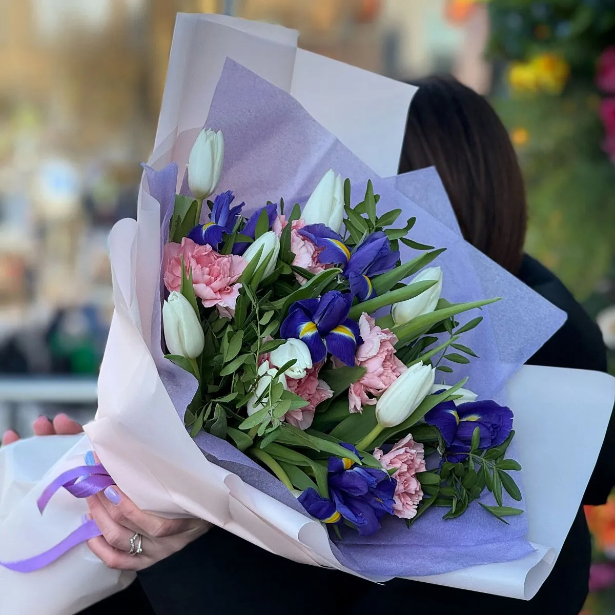 Огромный букет из тюльпан и гвоздик