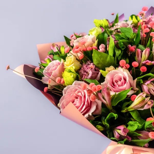Букет из роз, альстромерий и эустом
