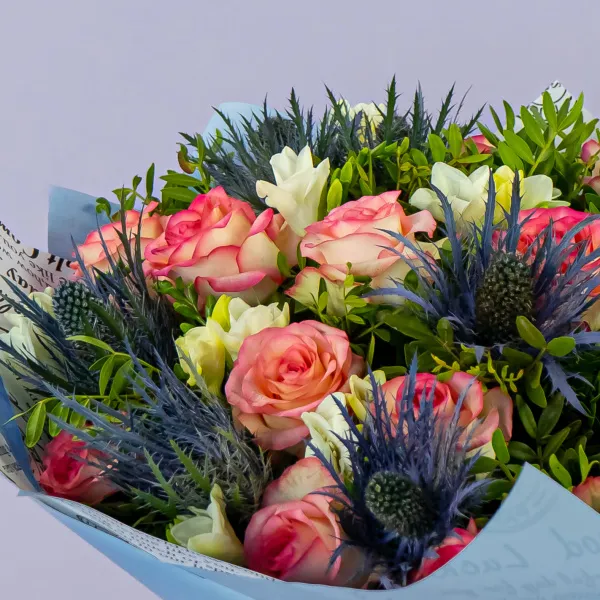 Букет из нежных роз и эрингиумов