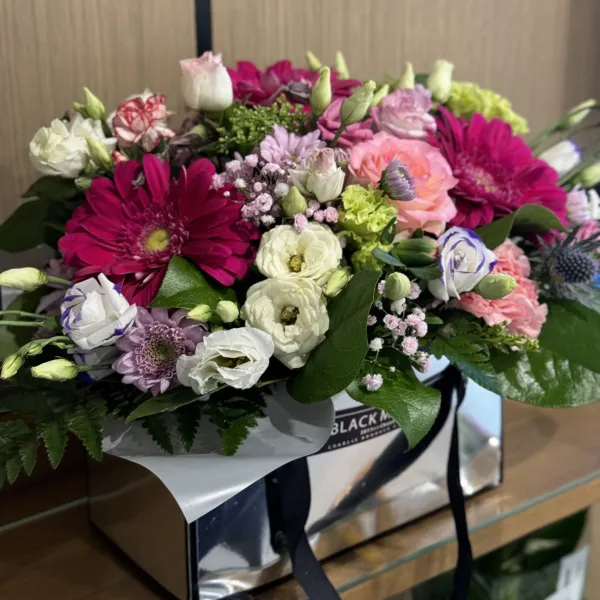 Гипсофилы, эустомы и герберы в коробке