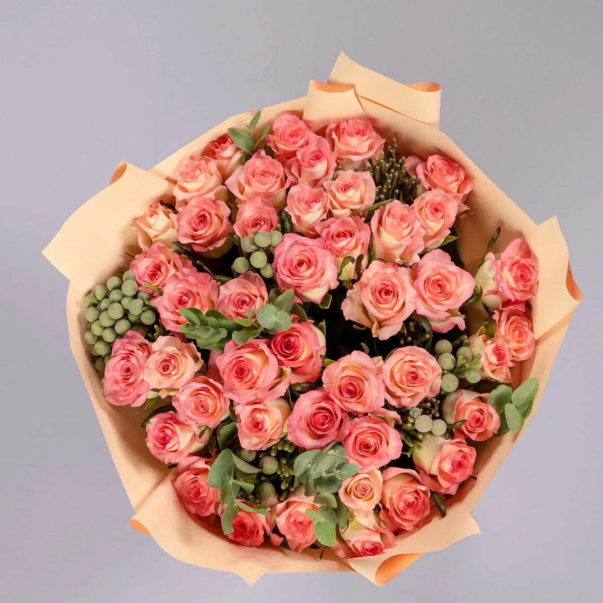 Букет из 55 роз и брунии