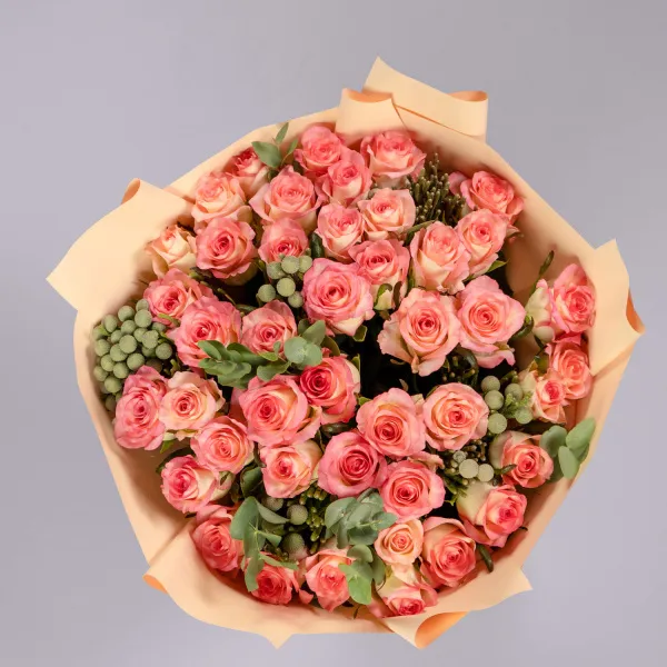 Букет из 55 роз и брунии