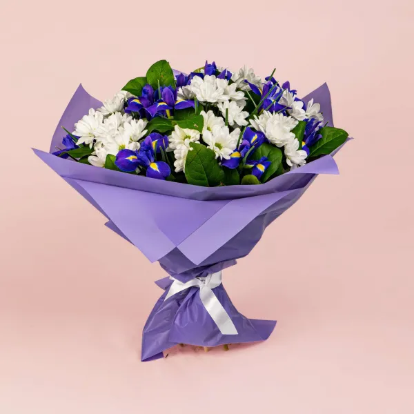 Букет из ирисов и хризантем