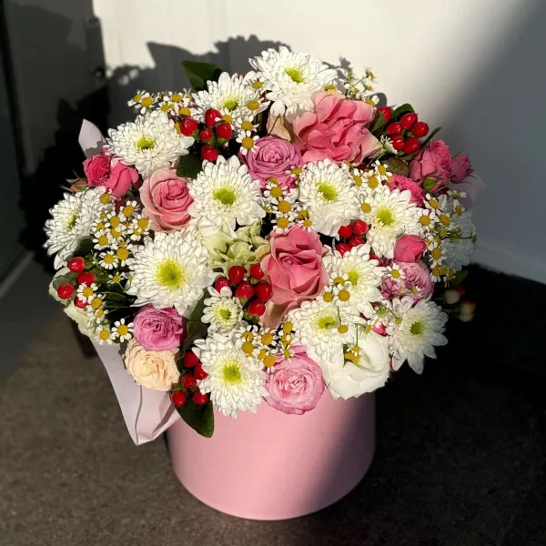 Эустомы и розы в коробке