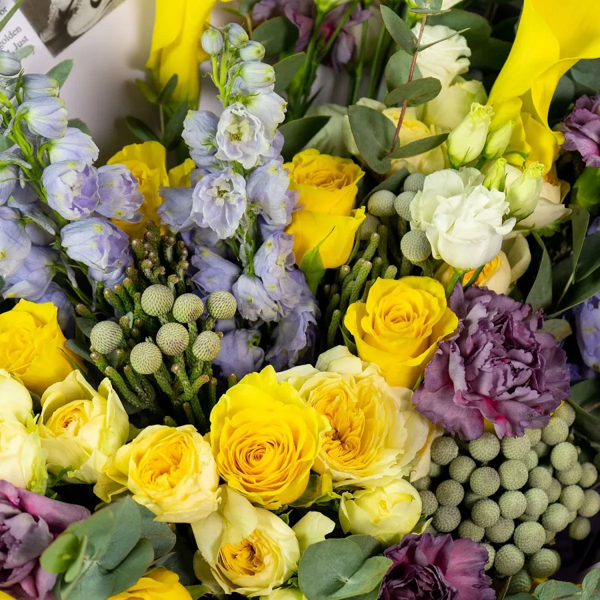 Букет из роз микс, гвоздик и калл