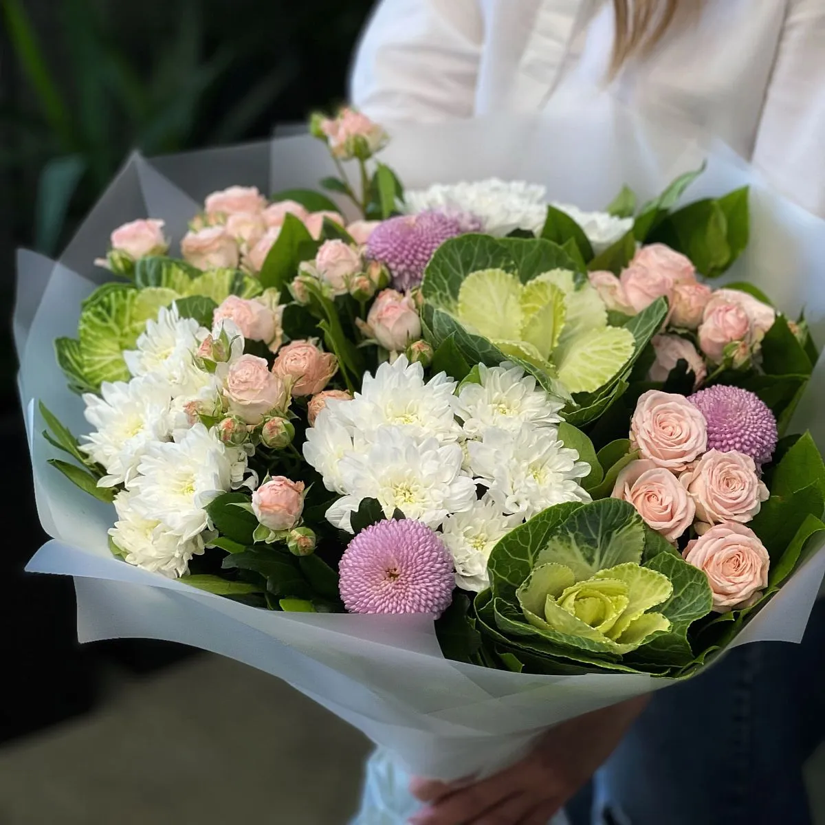 Огромный букет из хризантем, роз и брасики