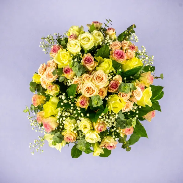 Розы микс и гипсофилы в коробке