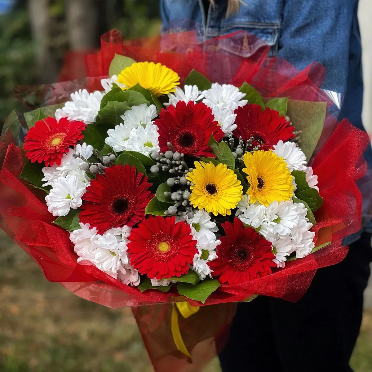 Огромный букет из хризантем, брунии и гербер