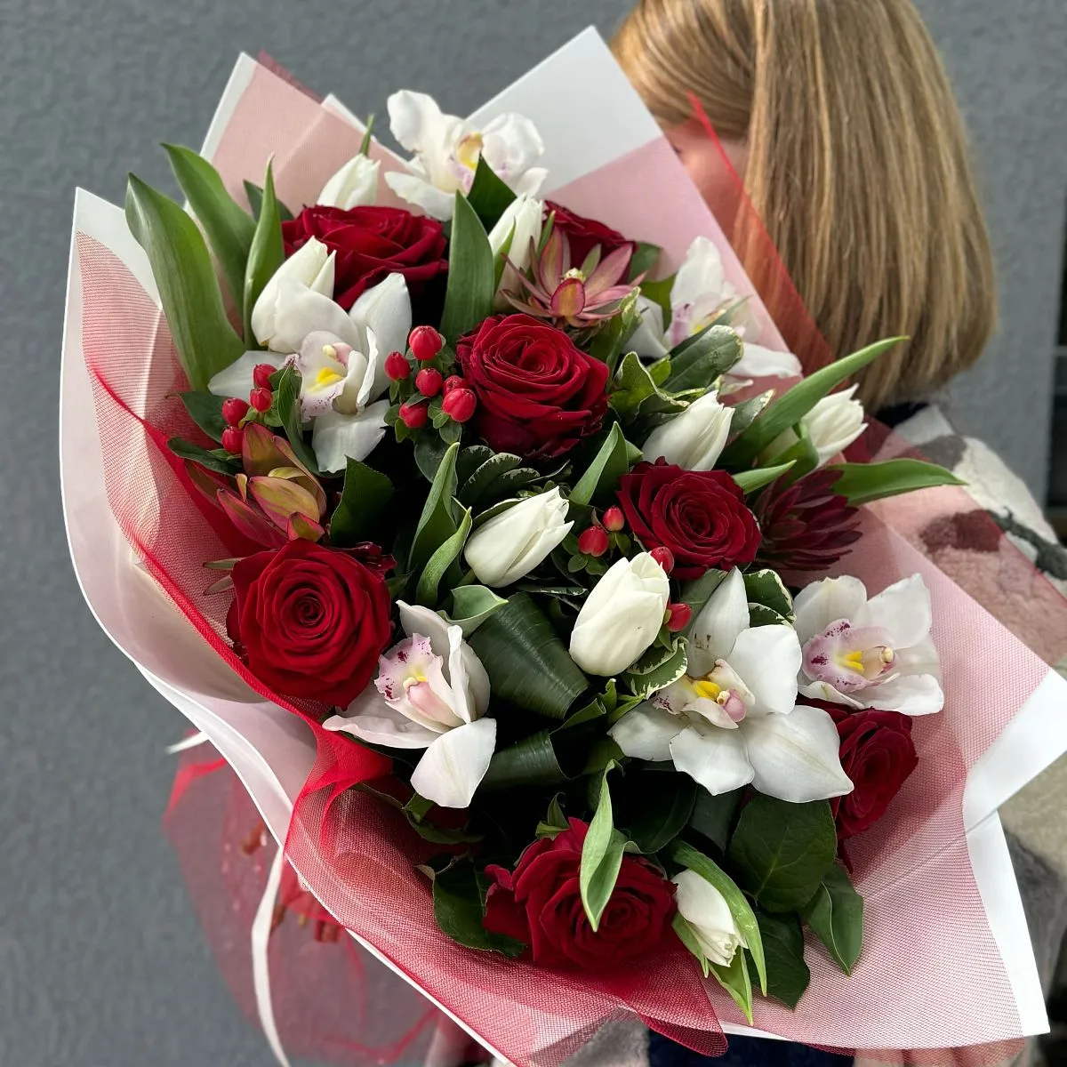 Большой букет из роз, тюльпанов и гиперикума