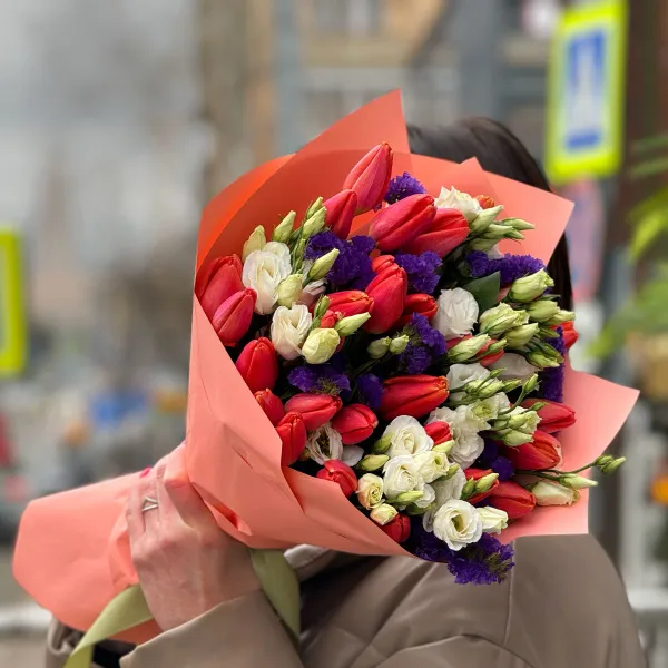 Букет из 31 тюльпана и эустом