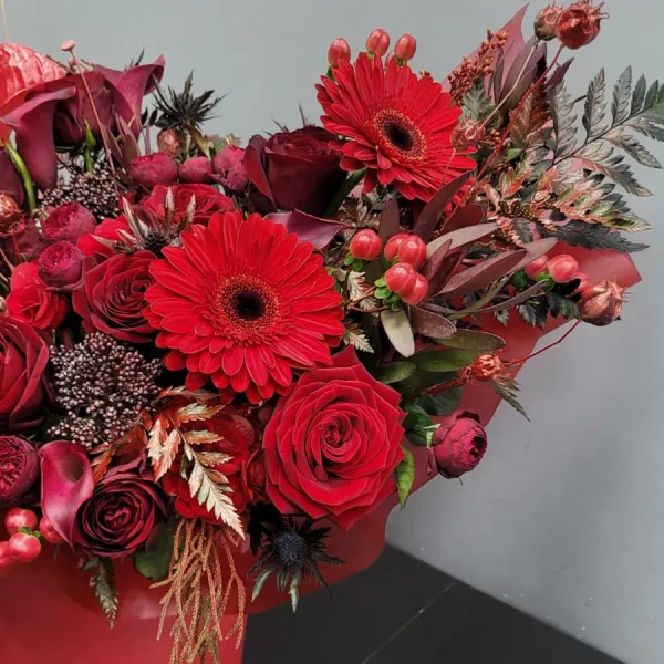 Розы, гербер и гиперикума в коробке