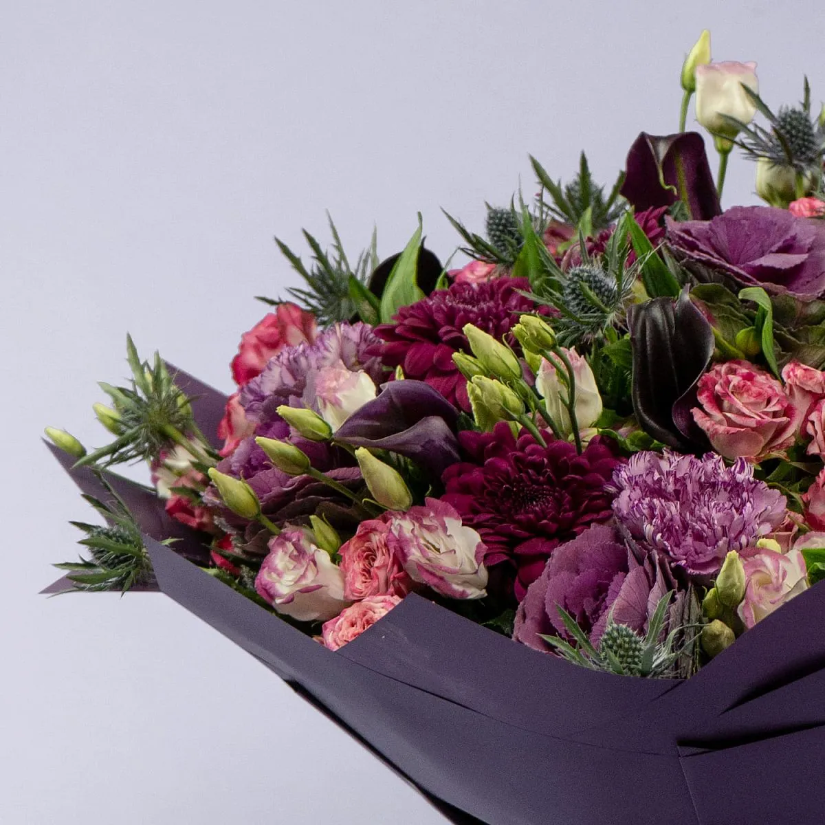 Букет из хризантем, роз и брассики