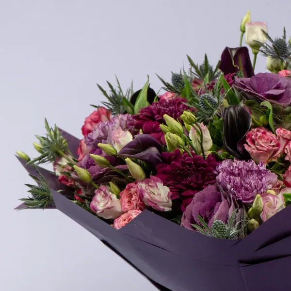 Букет из хризантем, роз и брассики