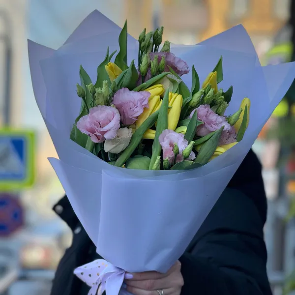 Букет из тюльпанов и эустом
