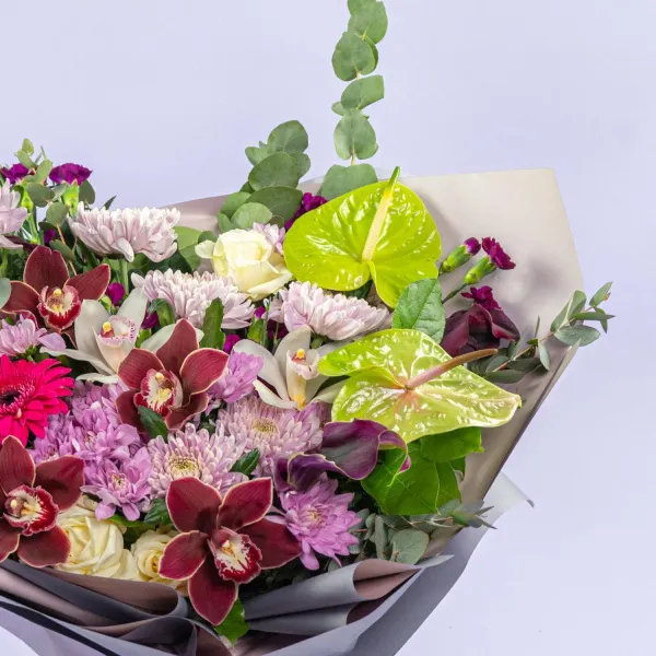 Букет из орхидей и хризантем микс