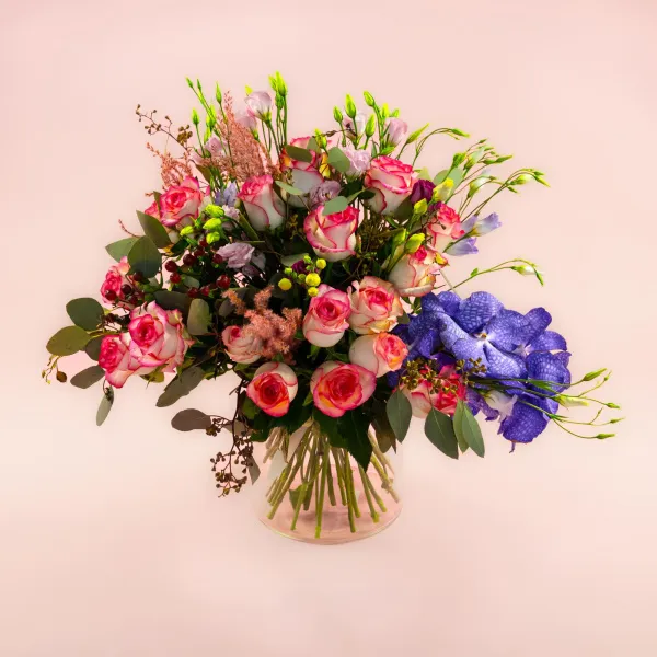 Розы и орхидея в вазе