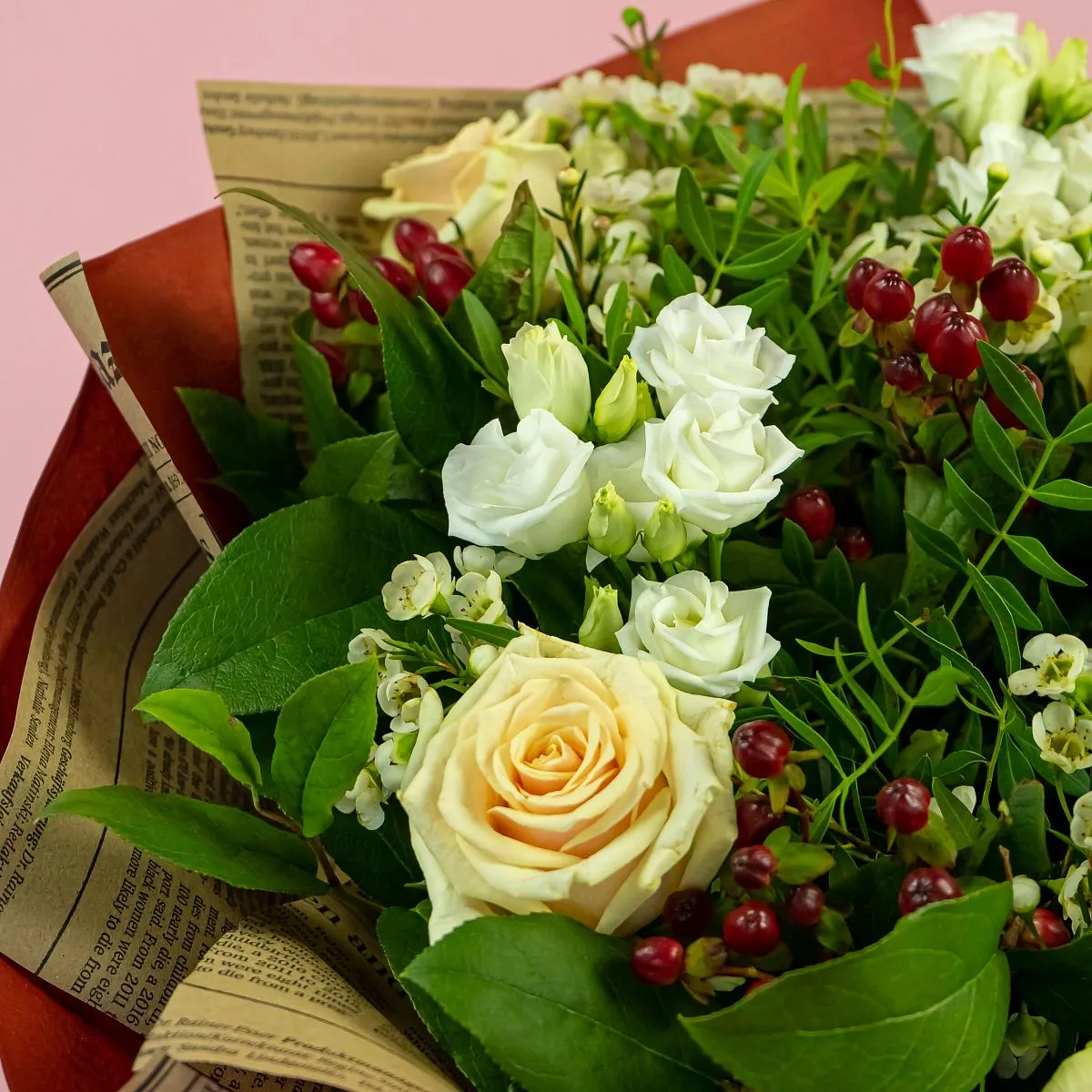 Букет из белых эустом и кремовых роз