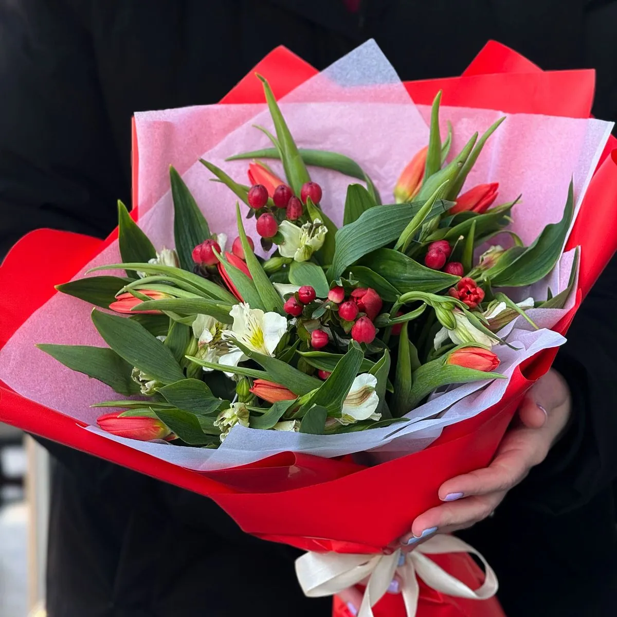 Букет из тюльпанов и альстромерий