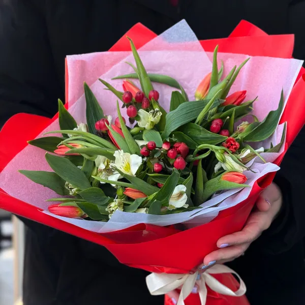 Букет из тюльпанов и альстромерий