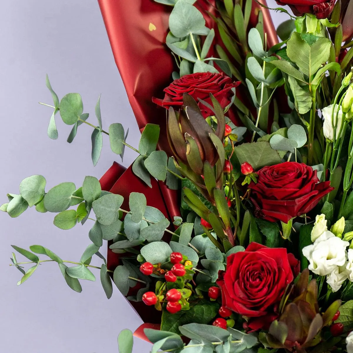 Букет из красных роз и белых эустом