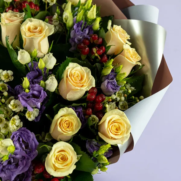 Букет из кремовых роз и эустом