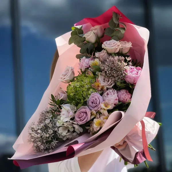 Букет из альстромерии, роз и аллиума