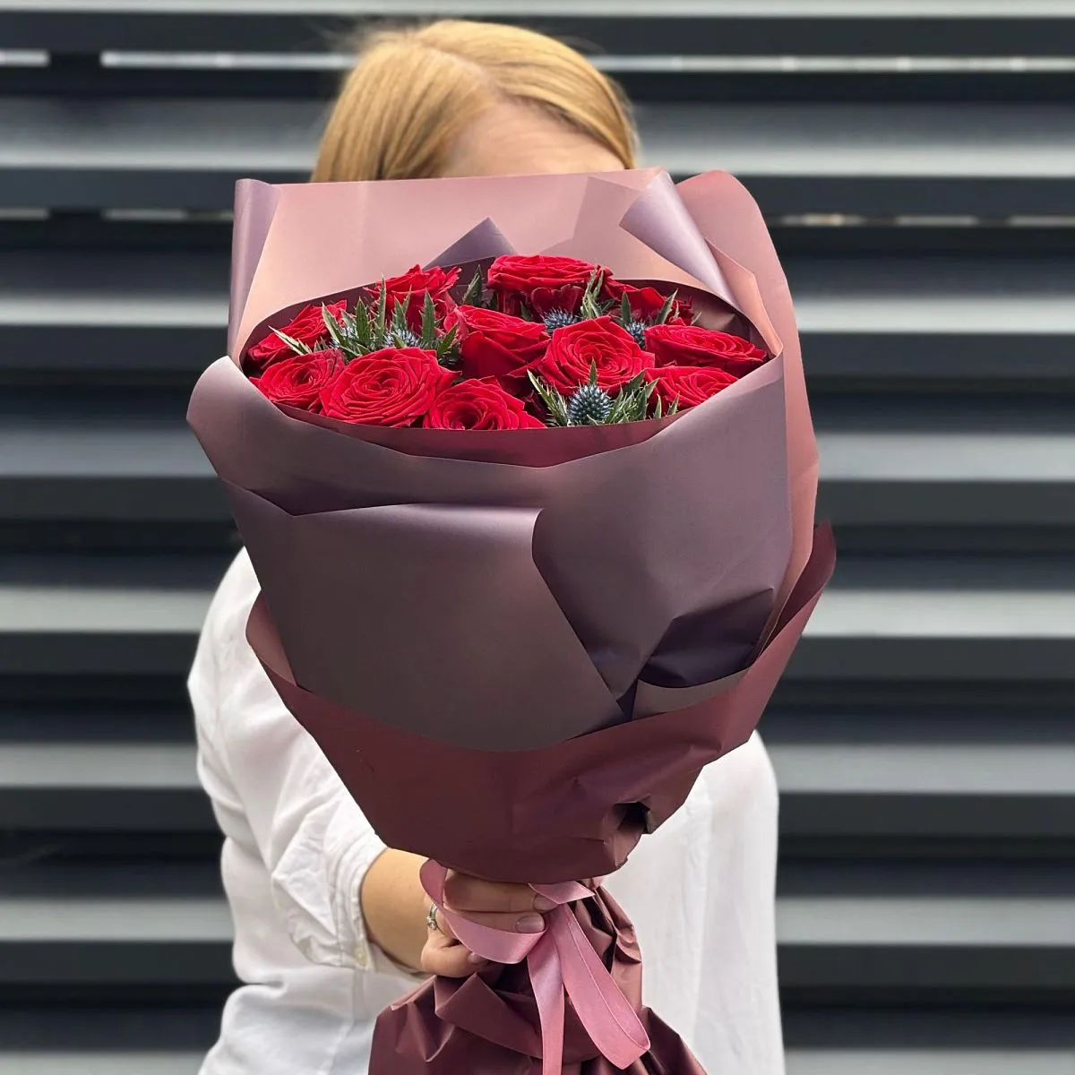 Букет из роз и эрингиума